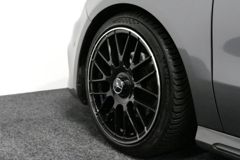 Mercedes-Benz A-Klasse 200 AMG Line / A45 AMG Diffuser / Panamericana Grille / Panoramadak / Carbon interieurdelen / Stoelverwarming / LED High Performance / Cruise Control / 18'' LMV / Agility Control / PDC V+A