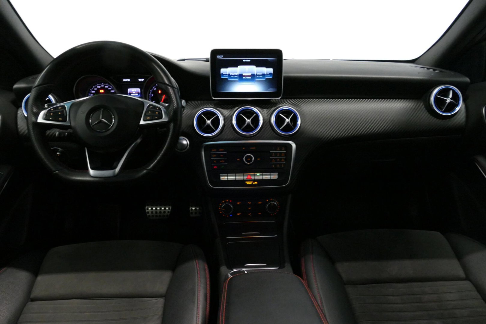 Mercedes-Benz A-Klasse 200 AMG Line / A45 AMG Diffuser / Panamericana Grille / Panoramadak / Carbon interieurdelen / Stoelverwarming / LED High Performance / Cruise Control / 18'' LMV / Agility Control / PDC V+A