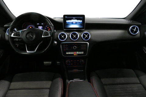 Mercedes-Benz A-Klasse 200 AMG Line / A45 AMG Diffuser / Panamericana Grille / Panoramadak / Carbon interieurdelen / Stoelverwarming / LED High Performance / Cruise Control / 18'' LMV / Agility Control / PDC V+A