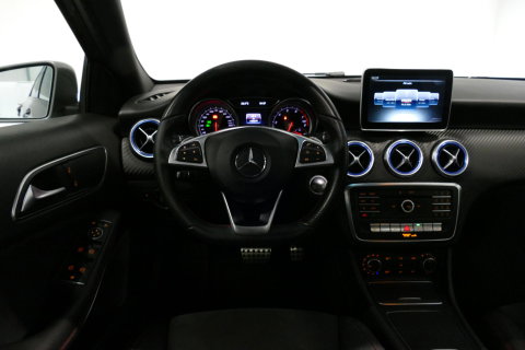 Mercedes-Benz A-Klasse 200 AMG Line / A45 AMG Diffuser / Panamericana Grille / Panoramadak / Carbon interieurdelen / Stoelverwarming / LED High Performance / Cruise Control / 18'' LMV / Agility Control / PDC V+A