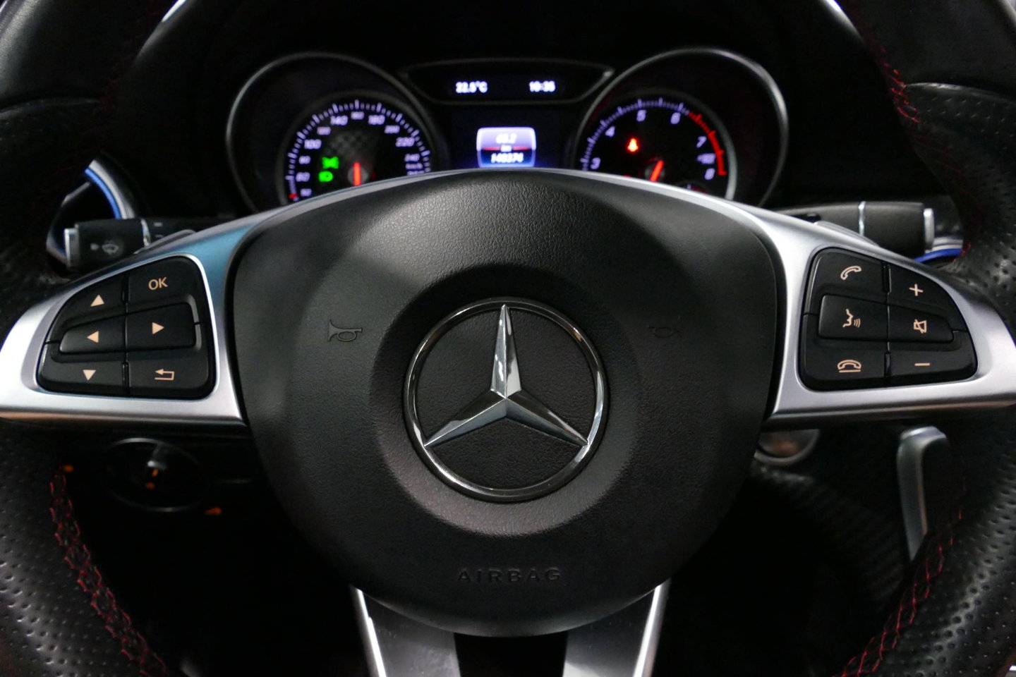 Mercedes-Benz A-Klasse 200 AMG Line / A45 AMG Diffuser / Panamericana Grille / Panoramadak / Carbon interieurdelen / Stoelverwarming / LED High Performance / Cruise Control / 18'' LMV / Agility Control / PDC V+A