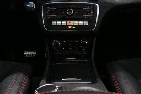 Mercedes-Benz A-Klasse 200 AMG Line / A45 AMG Diffuser / Panamericana Grille / Panoramadak / Carbon interieurdelen / Stoelverwarming / LED High Performance / Cruise Control / 18'' LMV / Agility Control / PDC V+A