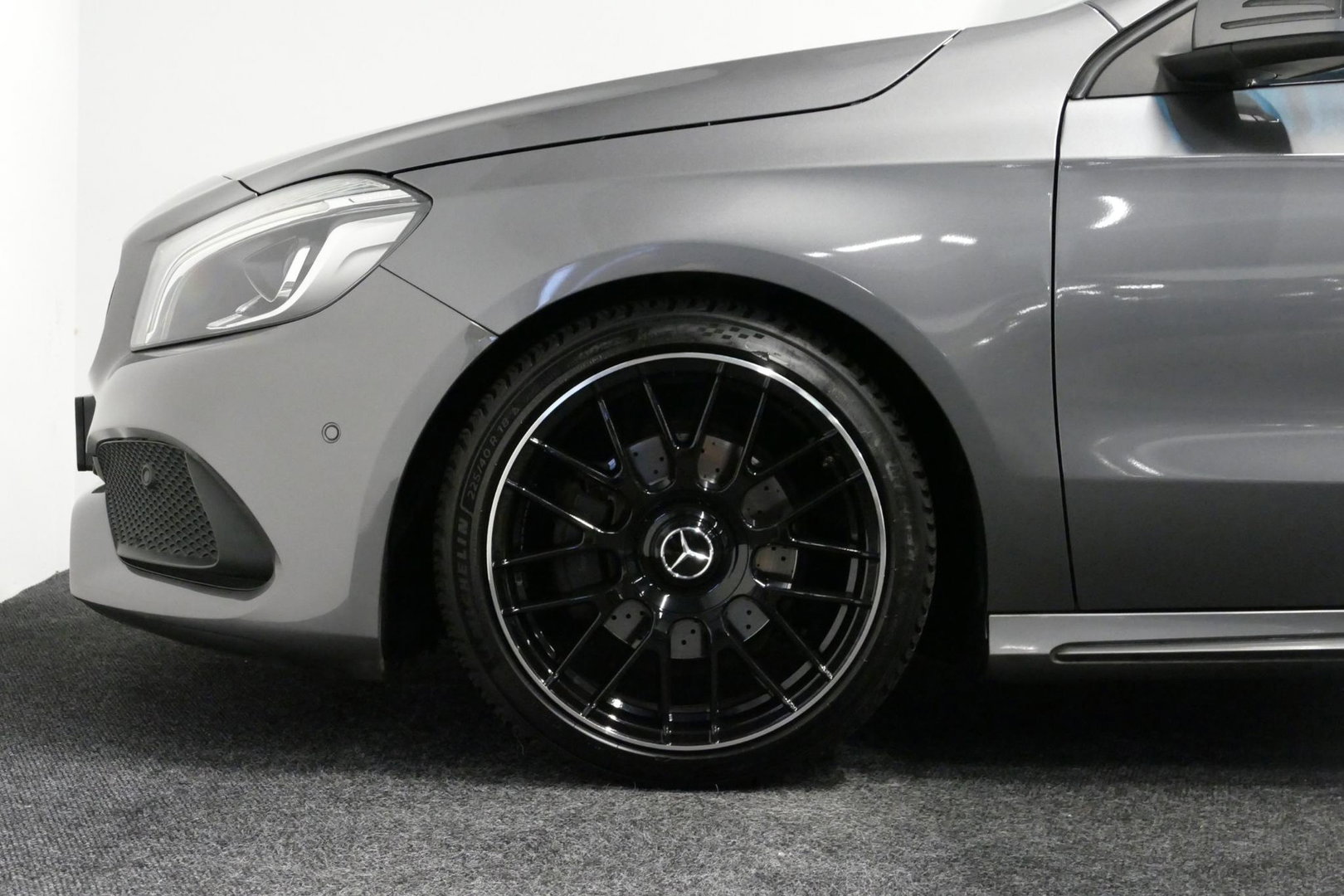 Mercedes-Benz A-Klasse 200 AMG Line / A45 AMG Diffuser / Panamericana Grille / Panoramadak / Carbon interieurdelen / Stoelverwarming / LED High Performance / Cruise Control / 18'' LMV / Agility Control / PDC V+A