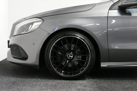 Mercedes-Benz A-Klasse 200 AMG Line / A45 AMG Diffuser / Panamericana Grille / Panoramadak / Carbon interieurdelen / Stoelverwarming / LED High Performance / Cruise Control / 18'' LMV / Agility Control / PDC V+A