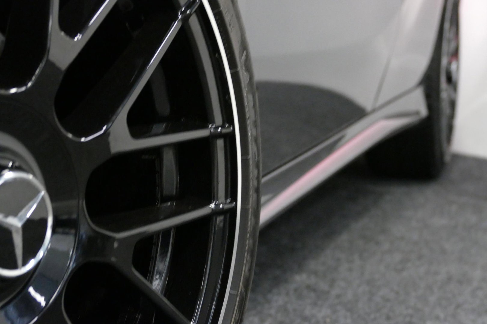 Mercedes-Benz A-Klasse 200 AMG Line / A45 AMG Diffuser / Panamericana Grille / Panoramadak / Carbon interieurdelen / Stoelverwarming / LED High Performance / Cruise Control / 18'' LMV / Agility Control / PDC V+A