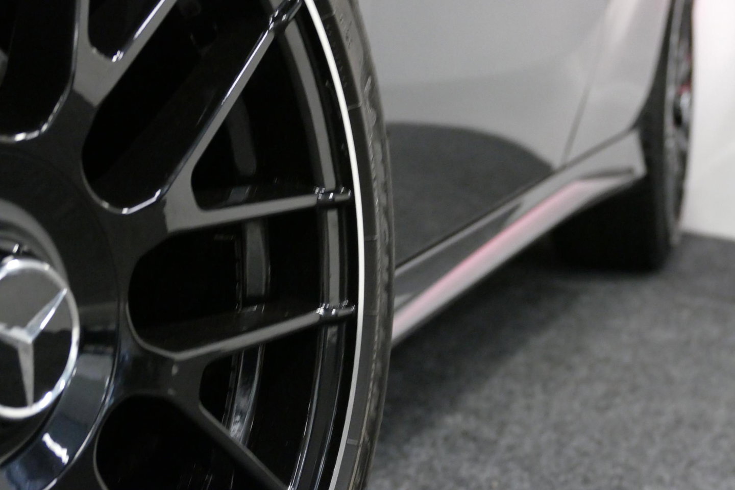Mercedes-Benz A-Klasse 200 AMG Line / A45 AMG Diffuser / Panamericana Grille / Panoramadak / Carbon interieurdelen / Stoelverwarming / LED High Performance / Cruise Control / 18'' LMV / Agility Control / PDC V+A