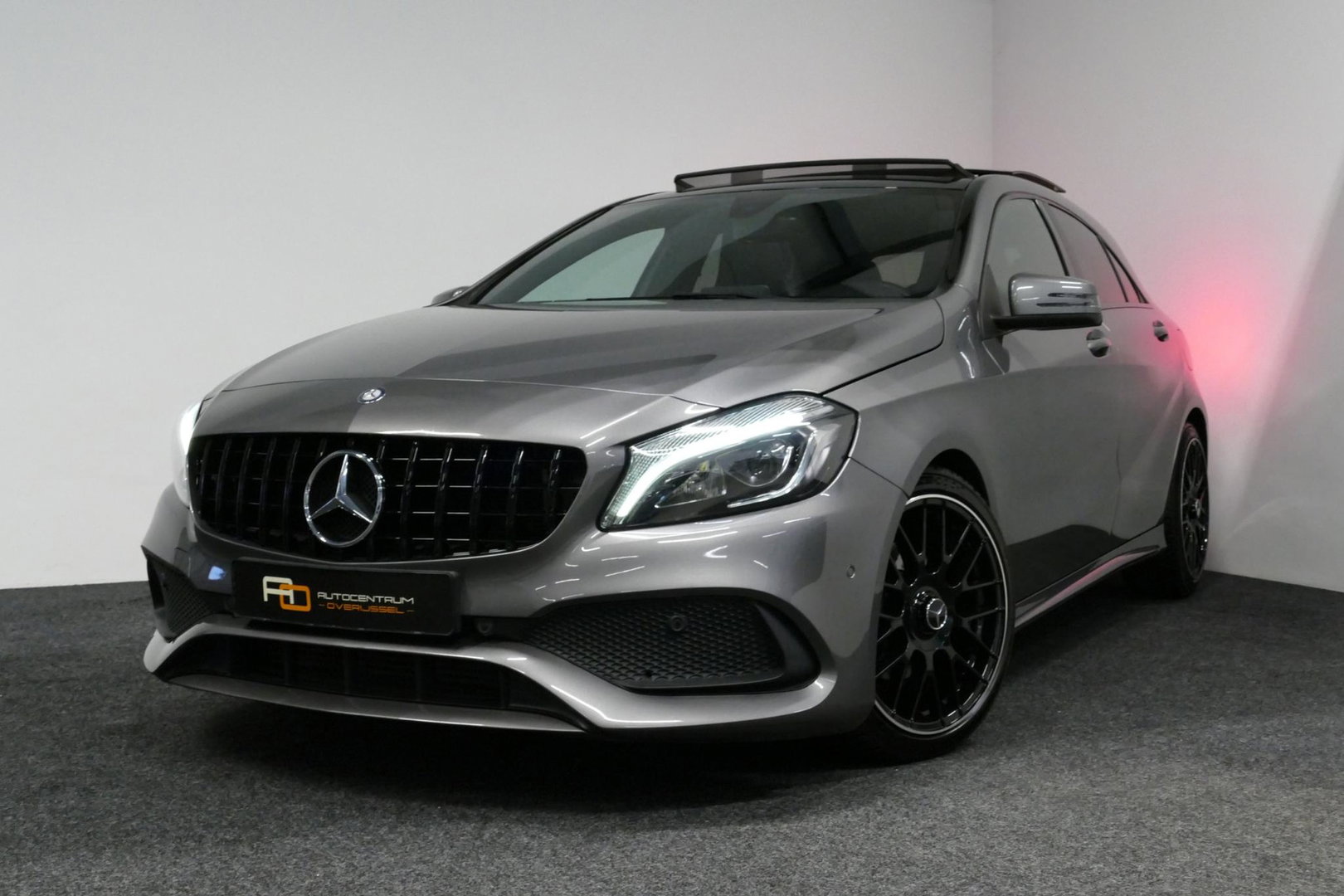 Mercedes-Benz A-Klasse 200 AMG Line / A45 AMG Diffuser / Panamericana Grille / Panoramadak / Carbon interieurdelen / Stoelverwarming / LED High Performance / Cruise Control / 18'' LMV / Agility Control / PDC V+A