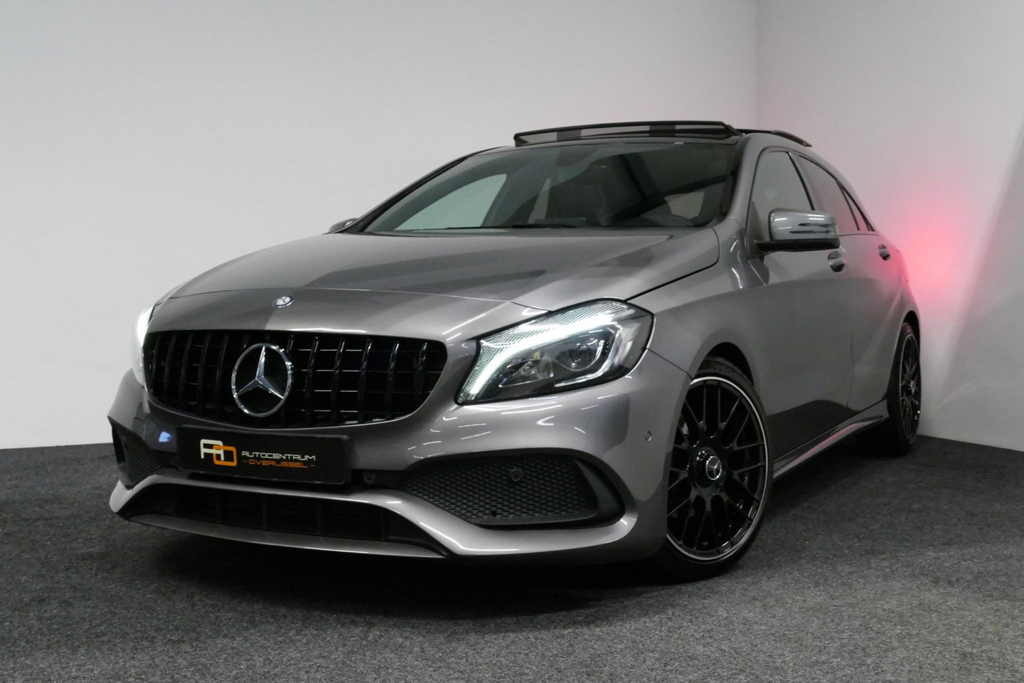 Mercedes-Benz A-Klasse 200 AMG Line / A45 AMG Diffuser / Panamericana Grille / Panoramadak / Carbon interieurdelen / Stoelverwarming / LED High Performance / Cruise Control / 18'' LMV / Agility Control / PDC V+A