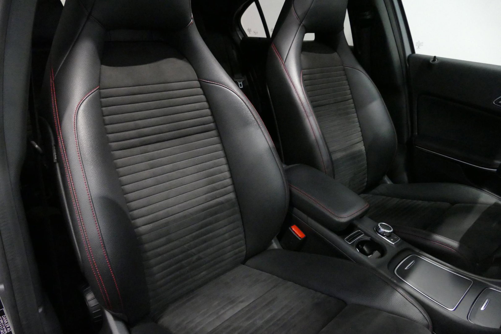 Mercedes-Benz A-Klasse 200 AMG Line / A45 AMG Diffuser / Panamericana Grille / Panoramadak / Carbon interieurdelen / Stoelverwarming / LED High Performance / Cruise Control / 18'' LMV / Agility Control / PDC V+A