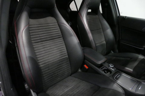 Mercedes-Benz A-Klasse 200 AMG Line / A45 AMG Diffuser / Panamericana Grille / Panoramadak / Carbon interieurdelen / Stoelverwarming / LED High Performance / Cruise Control / 18'' LMV / Agility Control / PDC V+A