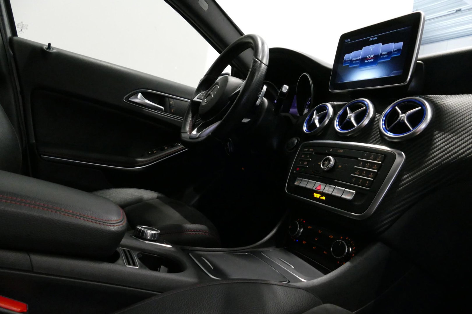 Mercedes-Benz A-Klasse 200 AMG Line / A45 AMG Diffuser / Panamericana Grille / Panoramadak / Carbon interieurdelen / Stoelverwarming / LED High Performance / Cruise Control / 18'' LMV / Agility Control / PDC V+A