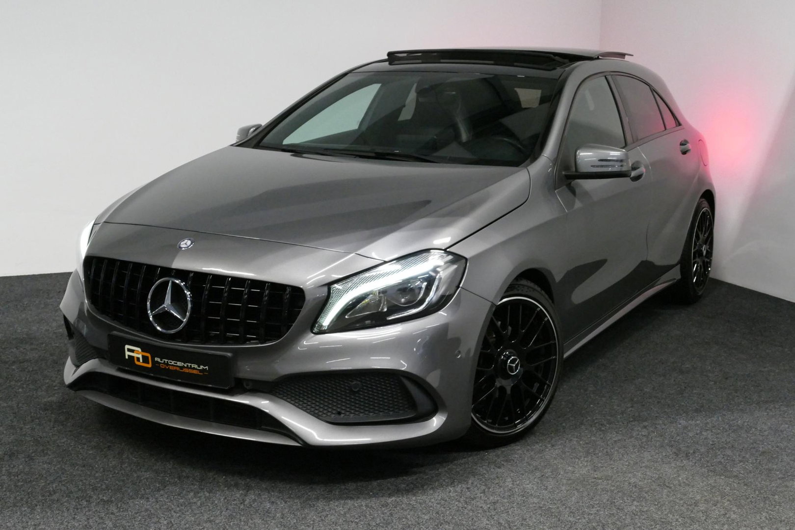 Mercedes-Benz A-Klasse 200 AMG Line / A45 AMG Diffuser / Panamericana Grille / Panoramadak / Carbon interieurdelen / Stoelverwarming / LED High Performance / Cruise Control / 18'' LMV / Agility Control / PDC V+A
