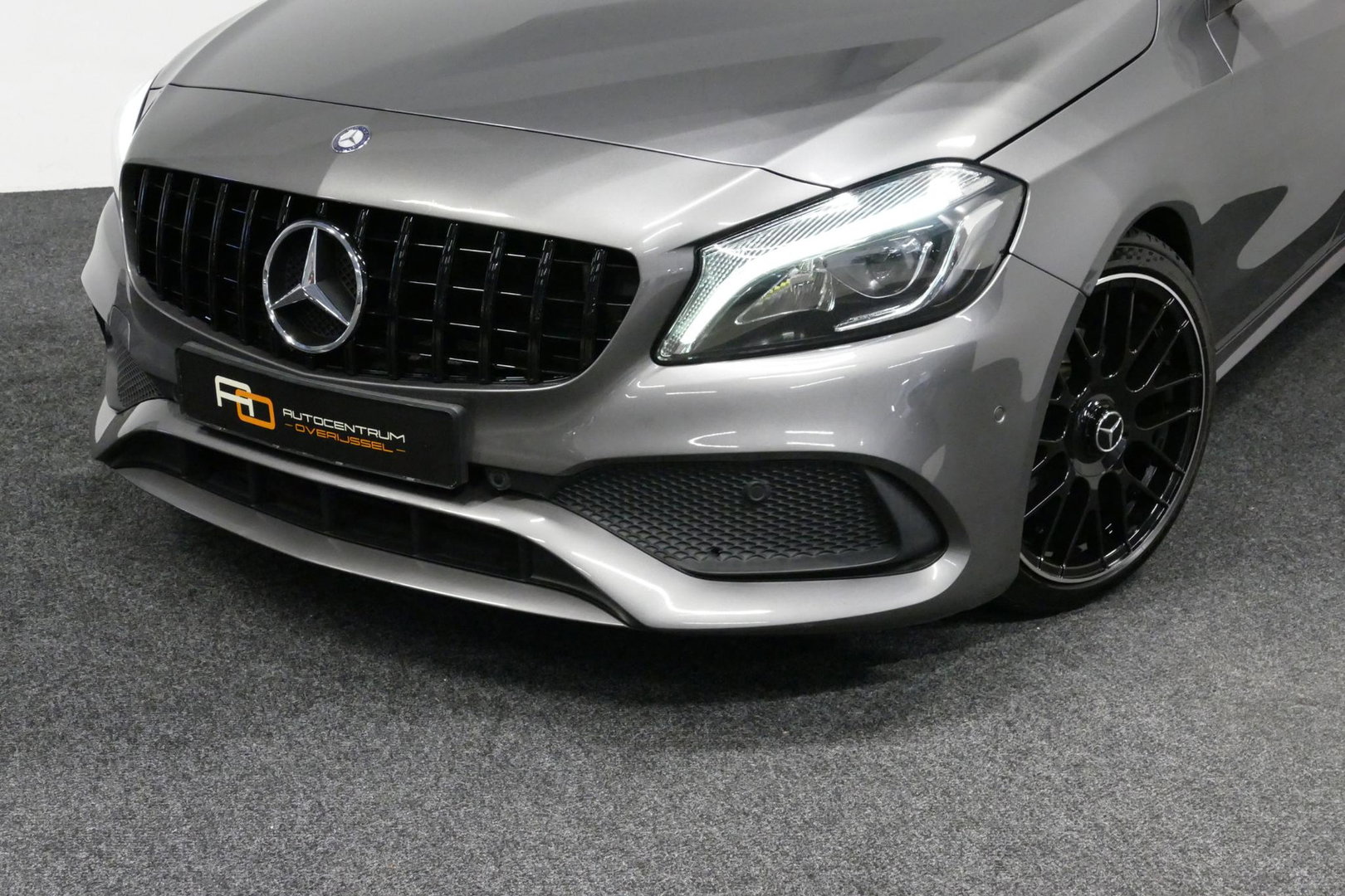 Mercedes-Benz A-Klasse 200 AMG Line / A45 AMG Diffuser / Panamericana Grille / Panoramadak / Carbon interieurdelen / Stoelverwarming / LED High Performance / Cruise Control / 18'' LMV / Agility Control / PDC V+A