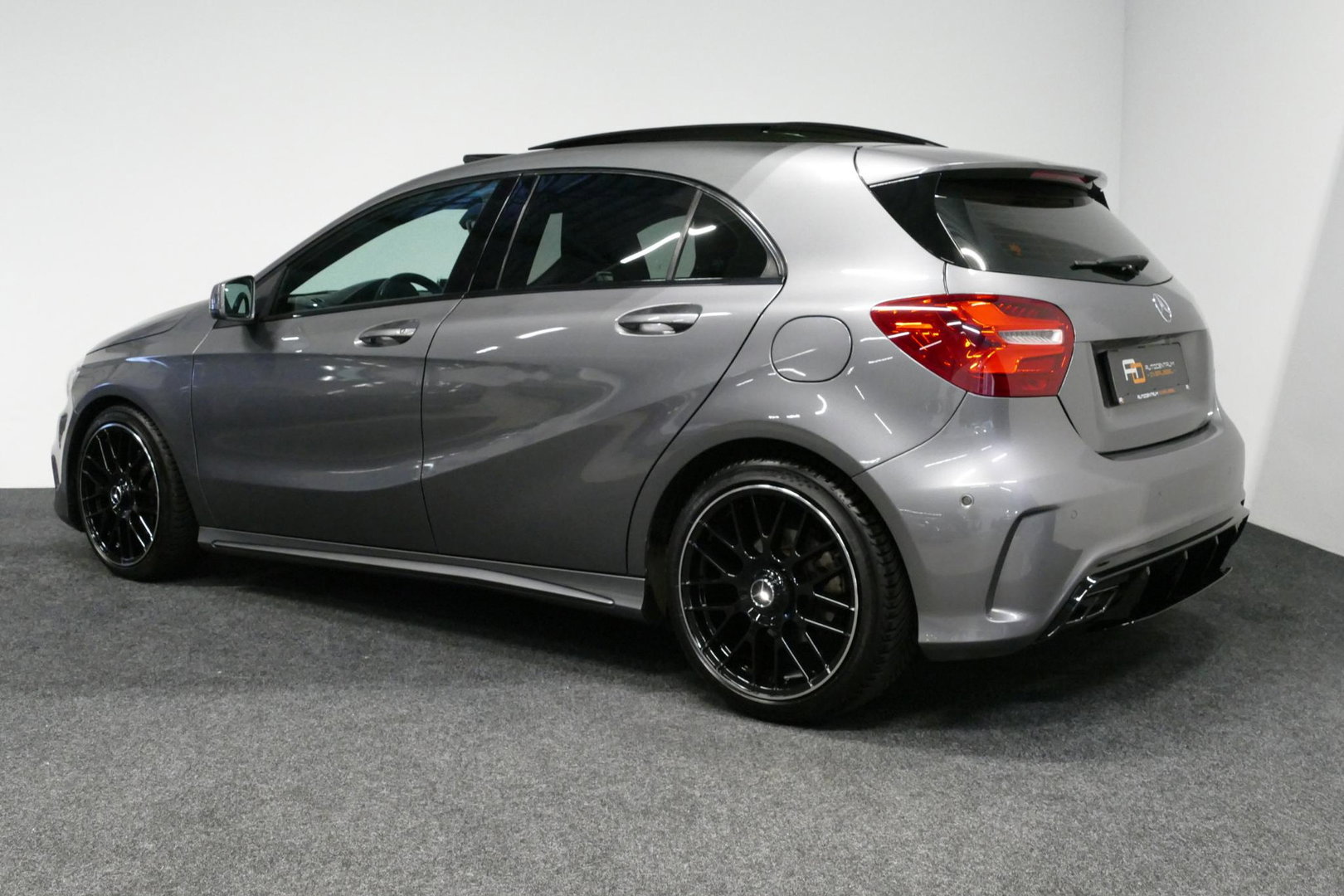 Mercedes-Benz A-Klasse 200 AMG Line / A45 AMG Diffuser / Panamericana Grille / Panoramadak / Carbon interieurdelen / Stoelverwarming / LED High Performance / Cruise Control / 18'' LMV / Agility Control / PDC V+A