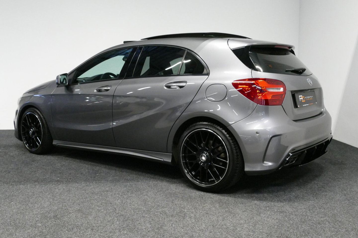 Mercedes-Benz A-Klasse 200 AMG Line / A45 AMG Diffuser / Panamericana Grille / Panoramadak / Carbon interieurdelen / Stoelverwarming / LED High Performance / Cruise Control / 18'' LMV / Agility Control / PDC V+A