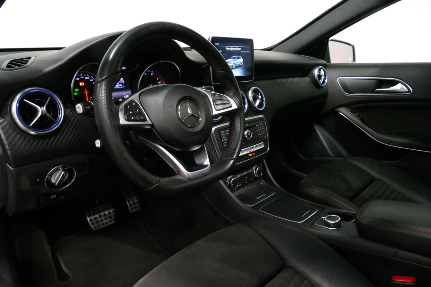 Mercedes-Benz A-Klasse 200 AMG Line / A45 AMG Diffuser / Panamericana Grille / Panoramadak / Carbon interieurdelen / Stoelverwarming / LED High Performance / Cruise Control / 18'' LMV / Agility Control / PDC V+A
