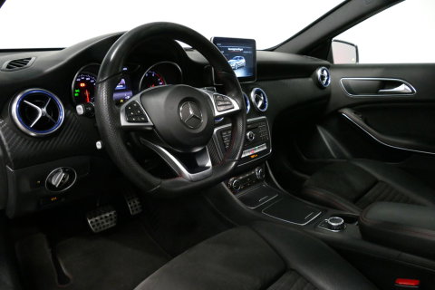 Mercedes-Benz A-Klasse 200 AMG Line / A45 AMG Diffuser / Panamericana Grille / Panoramadak / Carbon interieurdelen / Stoelverwarming / LED High Performance / Cruise Control / 18'' LMV / Agility Control / PDC V+A