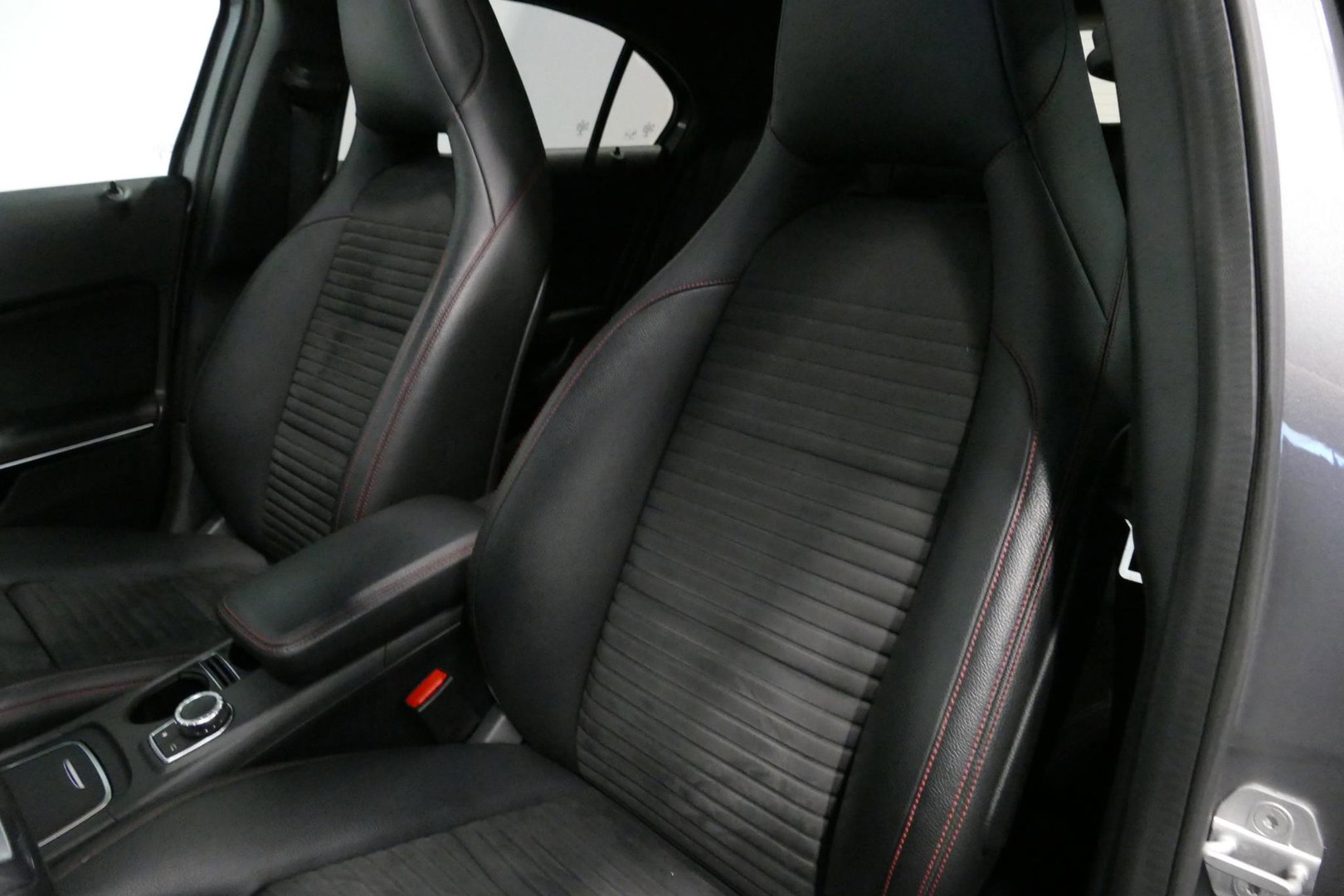 Mercedes-Benz A-Klasse 200 AMG Line / A45 AMG Diffuser / Panamericana Grille / Panoramadak / Carbon interieurdelen / Stoelverwarming / LED High Performance / Cruise Control / 18'' LMV / Agility Control / PDC V+A