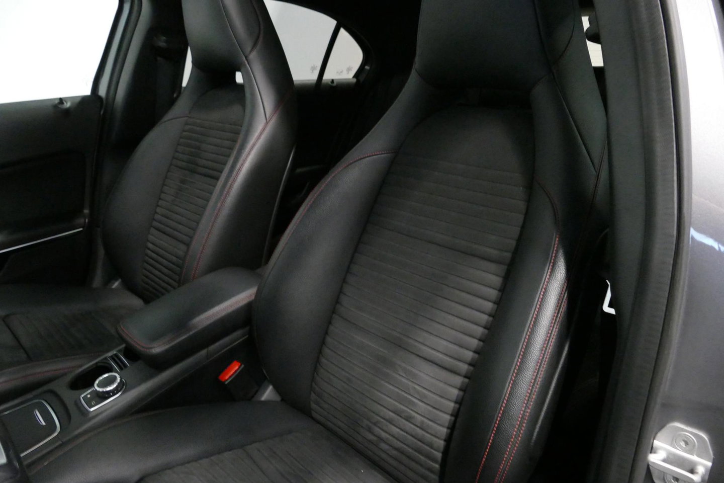 Mercedes-Benz A-Klasse 200 AMG Line / A45 AMG Diffuser / Panamericana Grille / Panoramadak / Carbon interieurdelen / Stoelverwarming / LED High Performance / Cruise Control / 18'' LMV / Agility Control / PDC V+A