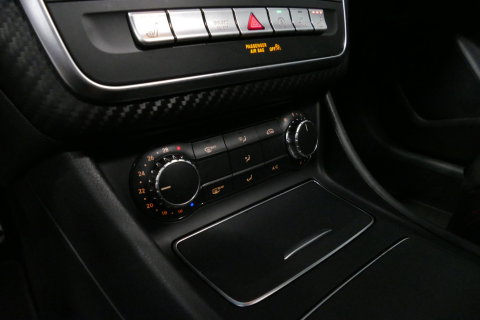 Mercedes-Benz A-Klasse 200 AMG Line / A45 AMG Diffuser / Panamericana Grille / Panoramadak / Carbon interieurdelen / Stoelverwarming / LED High Performance / Cruise Control / 18'' LMV / Agility Control / PDC V+A