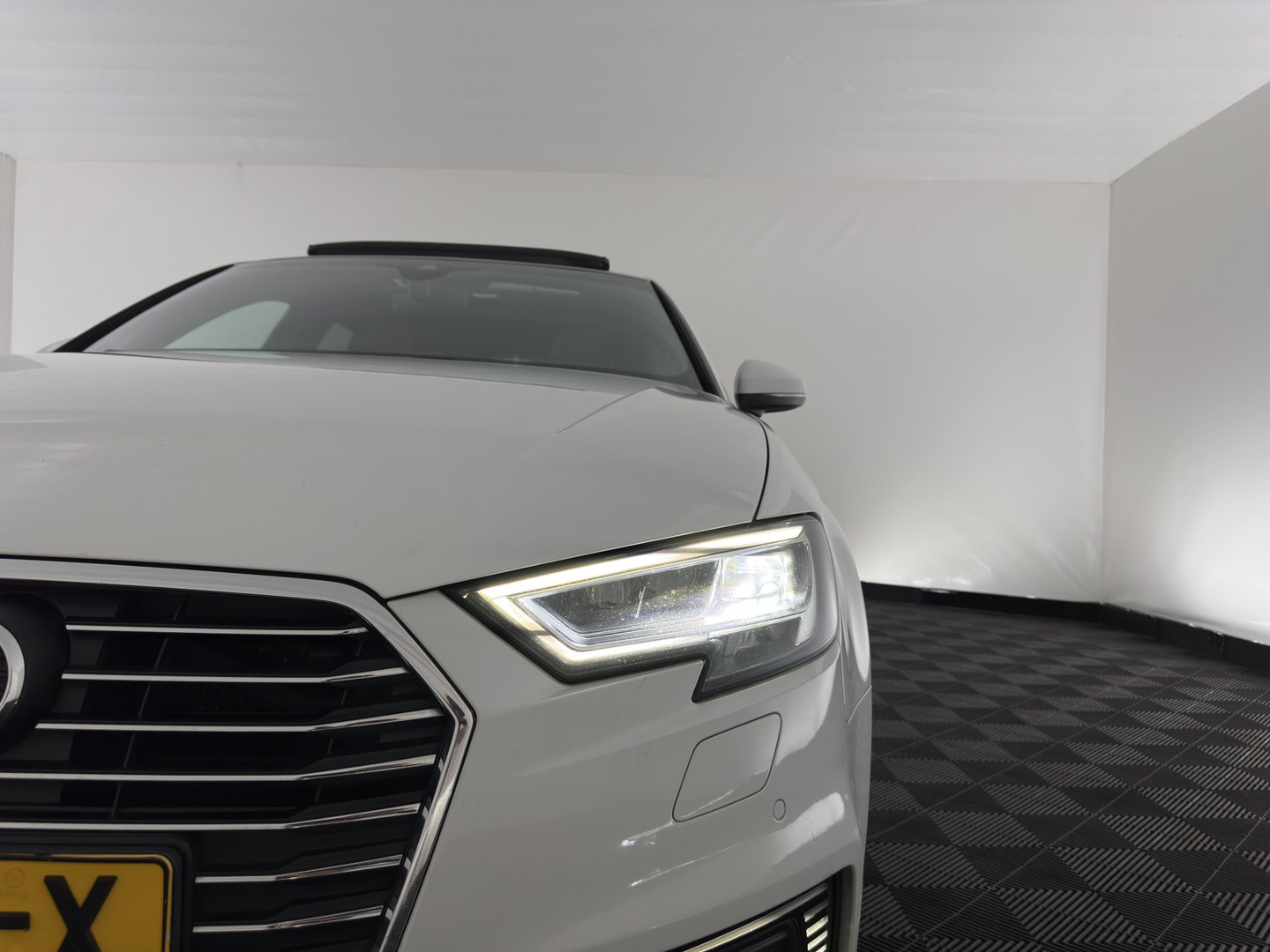Audi A3 Sportback 1.4 e-tron S-Line Lease Edition (Plug-In) Aut. * PANO | LEATHER-ALCANTARA | BANG/OLUFSEN-AUDIO | DIGI-COCKPIT | HEATED-SPORTSEATS | FULL-LED | KEYLESS | NAVI-FULLMAP | PRIVACY-GLASS | ECC | PDC | ADAPTIVE-CRUISE | 18''ALU*