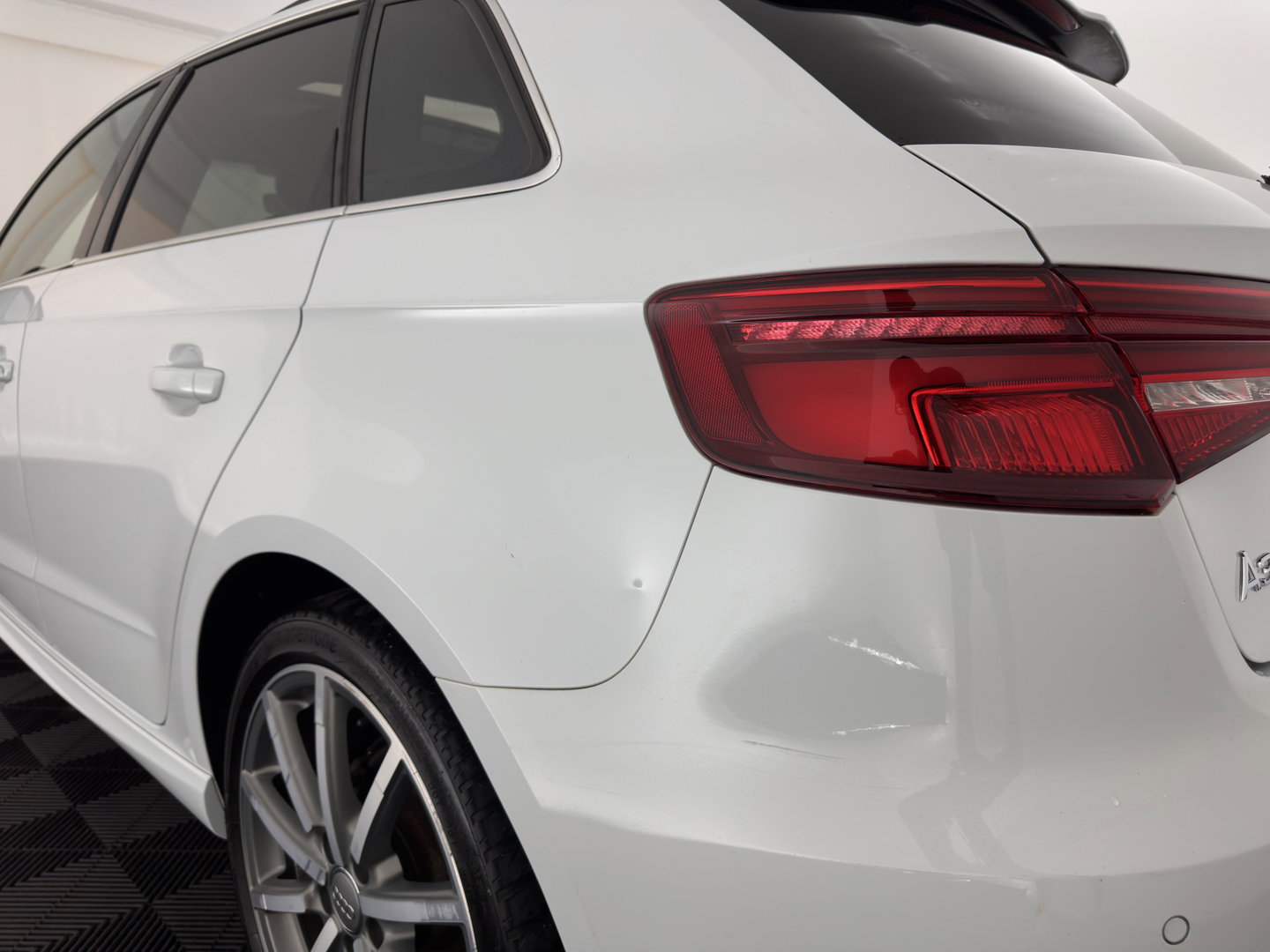 Audi A3 Sportback 1.4 e-tron S-Line Lease Edition (Plug-In) Aut. * PANO | LEATHER-ALCANTARA | BANG/OLUFSEN-AUDIO | DIGI-COCKPIT | HEATED-SPORTSEATS | FULL-LED | KEYLESS | NAVI-FULLMAP | PRIVACY-GLASS | ECC | PDC | ADAPTIVE-CRUISE | 18''ALU*