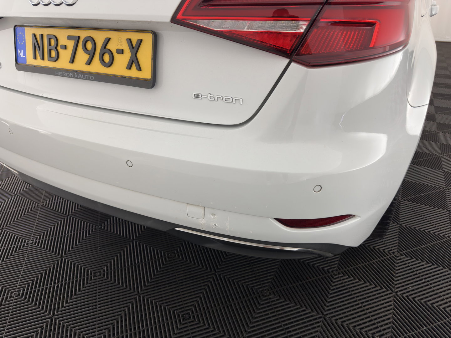 Audi A3 Sportback 1.4 e-tron S-Line Lease Edition (Plug-In) Aut. * PANO | LEATHER-ALCANTARA | BANG/OLUFSEN-AUDIO | DIGI-COCKPIT | HEATED-SPORTSEATS | FULL-LED | KEYLESS | NAVI-FULLMAP | PRIVACY-GLASS | ECC | PDC | ADAPTIVE-CRUISE | 18''ALU*