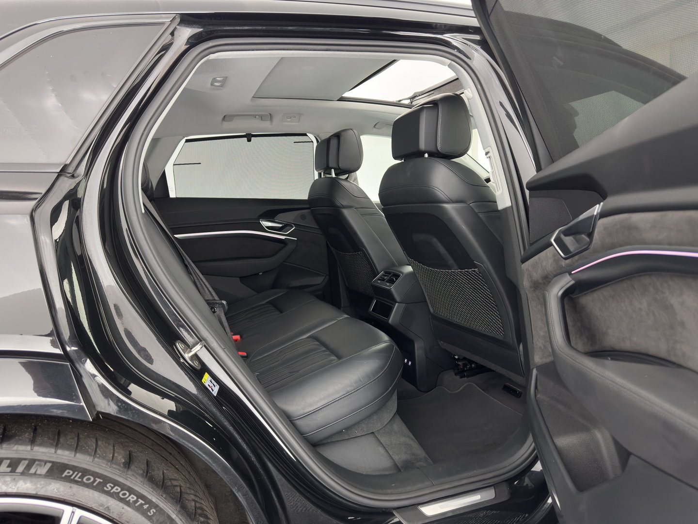 Audi e-tron 55 quattro advanced 95 kWh [ 3-Fase ] (INCL.BTW)  (INCL-BTW) *PANO | DIGITAL-MIRRORS | HEAD-UP | LEATHER-ALCANTARA | BANG&OLUFSEN |  ADAPTIVE-CRUISE | FULL-LED | DIGI-COCKPIT | KEYLESS | MEMORY-PACK | TOP-VIEW | 22''ALU*