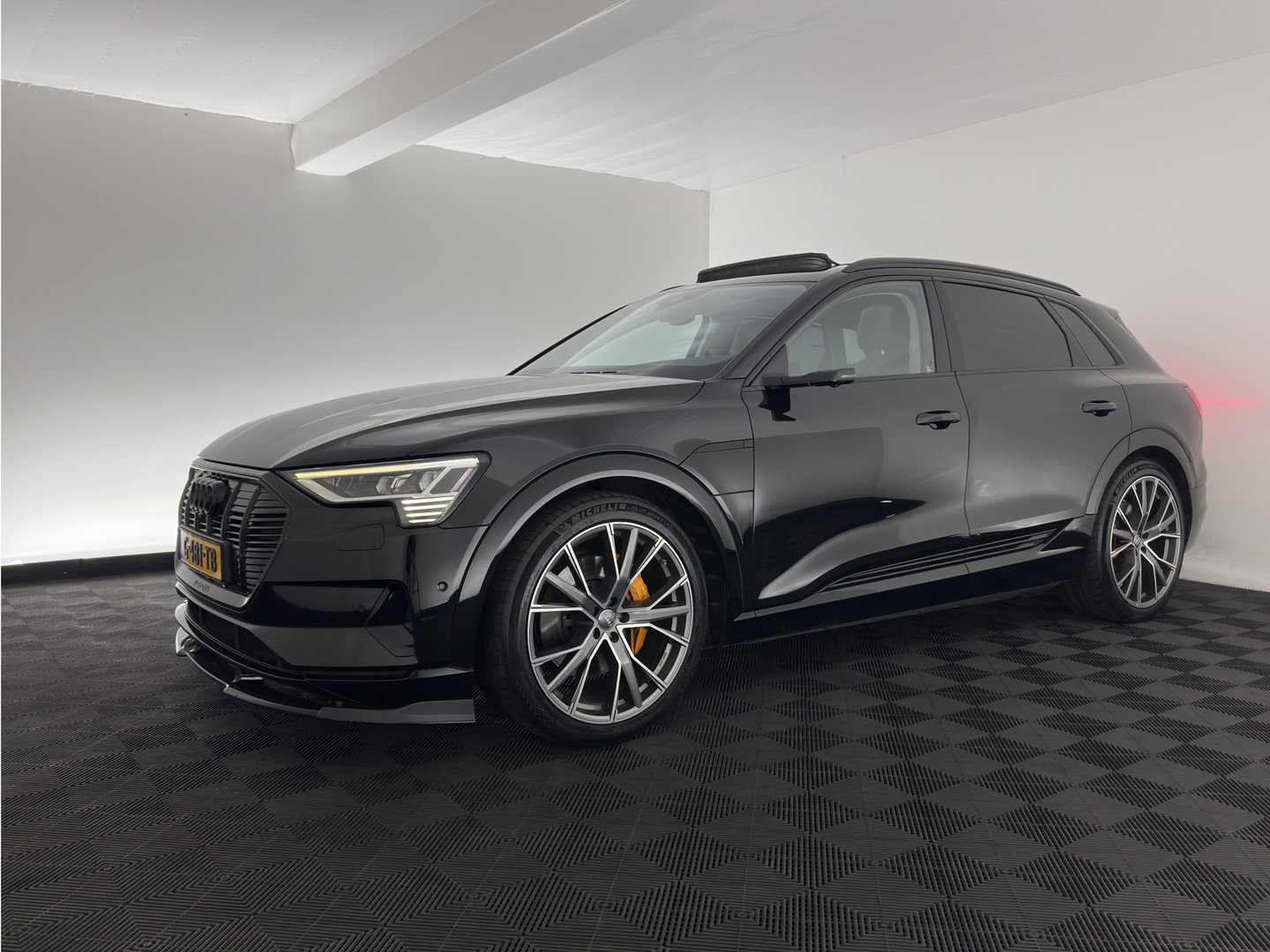 Audi e-tron 55 quattro advanced 95 kWh [ 3-Fase ] (INCL.BTW)  (INCL-BTW) *PANO | DIGITAL-MIRRORS | HEAD-UP | LEATHER-ALCANTARA | BANG&OLUFSEN |  ADAPTIVE-CRUISE | FULL-LED | DIGI-COCKPIT | KEYLESS | MEMORY-PACK | TOP-VIEW | 22''ALU*