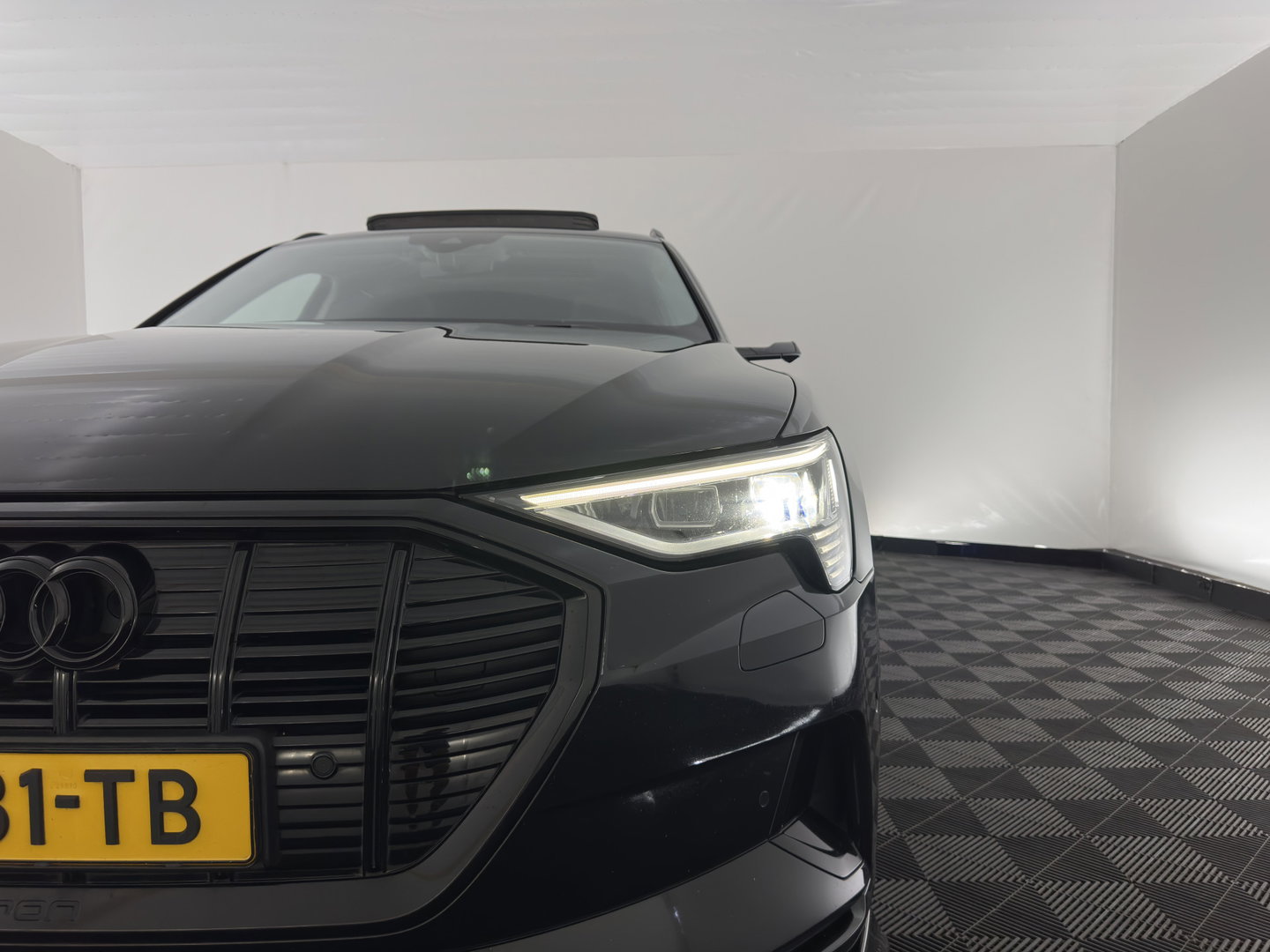 Audi e-tron 55 quattro advanced 95 kWh [ 3-Fase ] (INCL.BTW)  (INCL-BTW) *PANO | DIGITAL-MIRRORS | HEAD-UP | LEATHER-ALCANTARA | BANG&OLUFSEN |  ADAPTIVE-CRUISE | FULL-LED | DIGI-COCKPIT | KEYLESS | MEMORY-PACK | TOP-VIEW | 22''ALU*