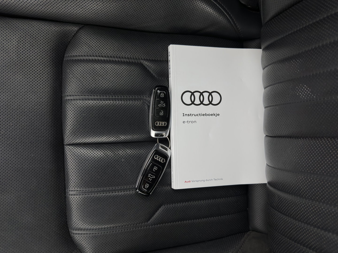 Audi e-tron 55 quattro advanced 95 kWh [ 3-Fase ] (INCL.BTW)  (INCL-BTW) *PANO | DIGITAL-MIRRORS | HEAD-UP | LEATHER-ALCANTARA | BANG&OLUFSEN |  ADAPTIVE-CRUISE | FULL-LED | DIGI-COCKPIT | KEYLESS | MEMORY-PACK | TOP-VIEW | 22''ALU*