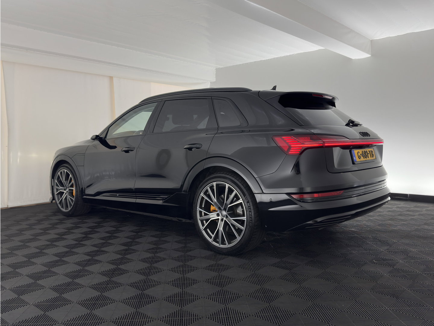 Audi e-tron 55 quattro advanced 95 kWh [ 3-Fase ] (INCL.BTW)  (INCL-BTW) *PANO | DIGITAL-MIRRORS | HEAD-UP | LEATHER-ALCANTARA | BANG&OLUFSEN |  ADAPTIVE-CRUISE | FULL-LED | DIGI-COCKPIT | KEYLESS | MEMORY-PACK | TOP-VIEW | 22''ALU*