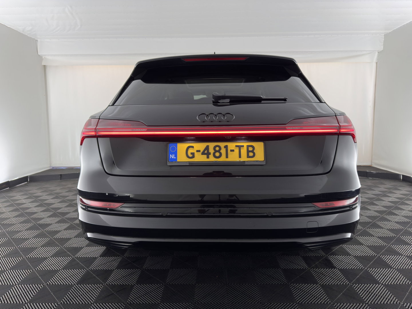Audi e-tron 55 quattro advanced 95 kWh [ 3-Fase ] (INCL.BTW)  (INCL-BTW) *PANO | DIGITAL-MIRRORS | HEAD-UP | LEATHER-ALCANTARA | BANG&OLUFSEN |  ADAPTIVE-CRUISE | FULL-LED | DIGI-COCKPIT | KEYLESS | MEMORY-PACK | TOP-VIEW | 22''ALU*