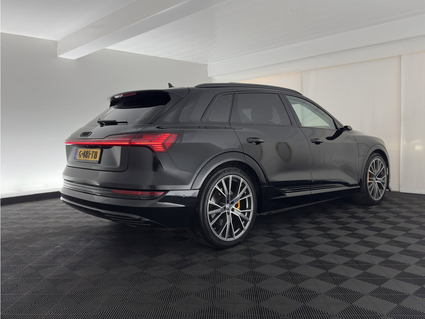 Audi e-tron 55 quattro advanced 95 kWh [ 3-Fase ] (INCL.BTW)  (INCL-BTW) *PANO | DIGITAL-MIRRORS | HEAD-UP | LEATHER-ALCANTARA | BANG&OLUFSEN |  ADAPTIVE-CRUISE | FULL-LED | DIGI-COCKPIT | KEYLESS | MEMORY-PACK | TOP-VIEW | 22''ALU*