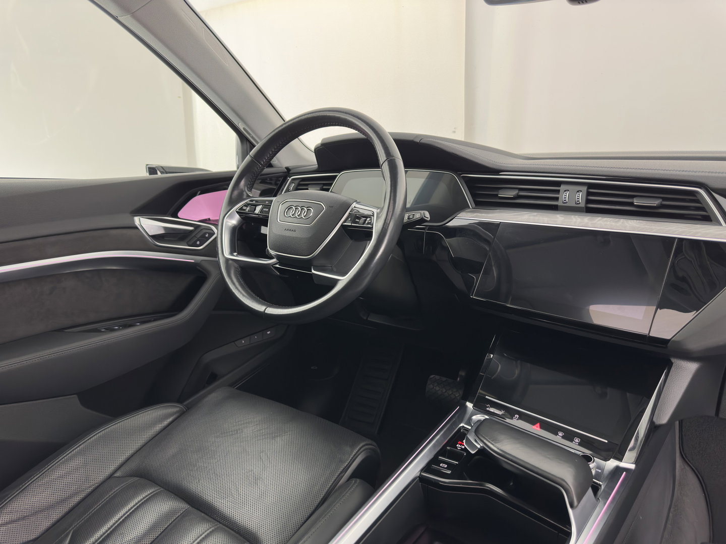 Audi e-tron 55 quattro advanced 95 kWh [ 3-Fase ] (INCL.BTW)  (INCL-BTW) *PANO | DIGITAL-MIRRORS | HEAD-UP | LEATHER-ALCANTARA | BANG&OLUFSEN |  ADAPTIVE-CRUISE | FULL-LED | DIGI-COCKPIT | KEYLESS | MEMORY-PACK | TOP-VIEW | 22''ALU*