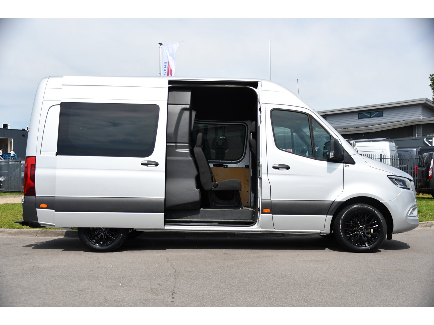 Mercedes-Benz Sprinter 316 2.2 CDI L2H2 DC PB Edition Adaptieve Cruise, Camera, Carplay, LED, 164pk, Stoelverwarming, Trekhaak, Automaat, 10,5'' Mbux, Standkachel, Uniek!