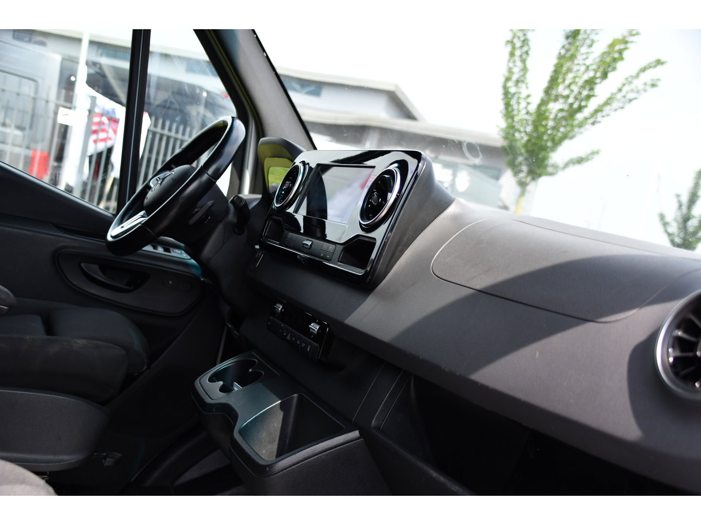Mercedes-Benz Sprinter 316 2.2 CDI L2H2 DC PB Edition Adaptieve Cruise, Camera, Carplay, LED, 164pk, Stoelverwarming, Trekhaak, Automaat, 10,5'' Mbux, Standkachel, Uniek!