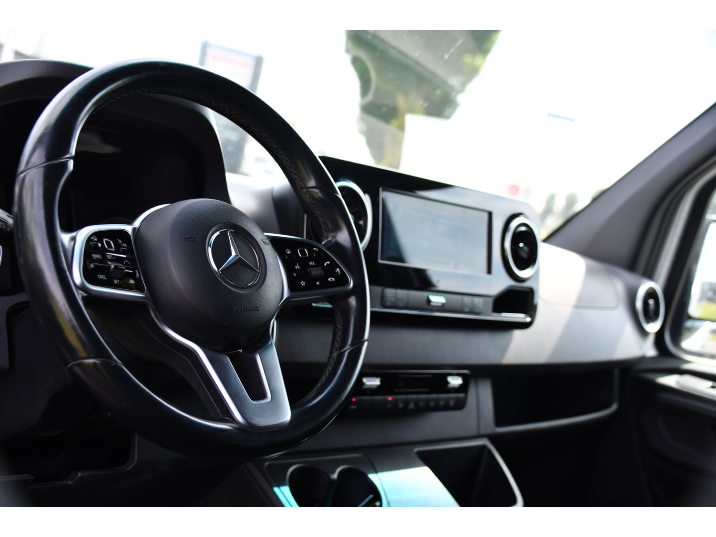 Mercedes-Benz Sprinter 316 2.2 CDI L2H2 DC PB Edition Adaptieve Cruise, Camera, Carplay, LED, 164pk, Stoelverwarming, Trekhaak, Automaat, 10,5'' Mbux, Standkachel, Uniek!