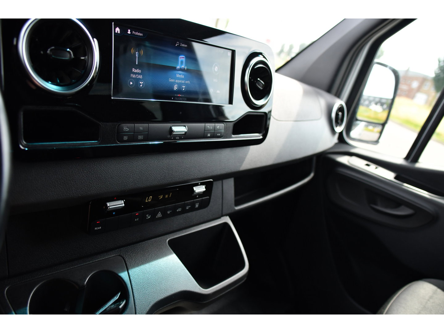 Mercedes-Benz Sprinter 316 2.2 CDI L2H2 DC PB Edition Adaptieve Cruise, Camera, Carplay, LED, 164pk, Stoelverwarming, Trekhaak, Automaat, 10,5'' Mbux, Standkachel, Uniek!