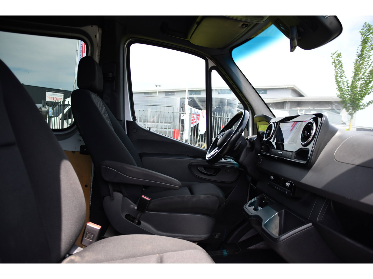 Mercedes-Benz Sprinter 316 2.2 CDI L2H2 DC PB Edition Adaptieve Cruise, Camera, Carplay, LED, 164pk, Stoelverwarming, Trekhaak, Automaat, 10,5'' Mbux, Standkachel, Uniek!