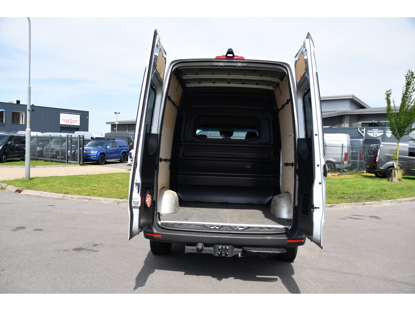 Mercedes-Benz Sprinter 316 2.2 CDI L2H2 DC PB Edition Adaptieve Cruise, Camera, Carplay, LED, 164pk, Stoelverwarming, Trekhaak, Automaat, 10,5'' Mbux, Standkachel, Uniek!