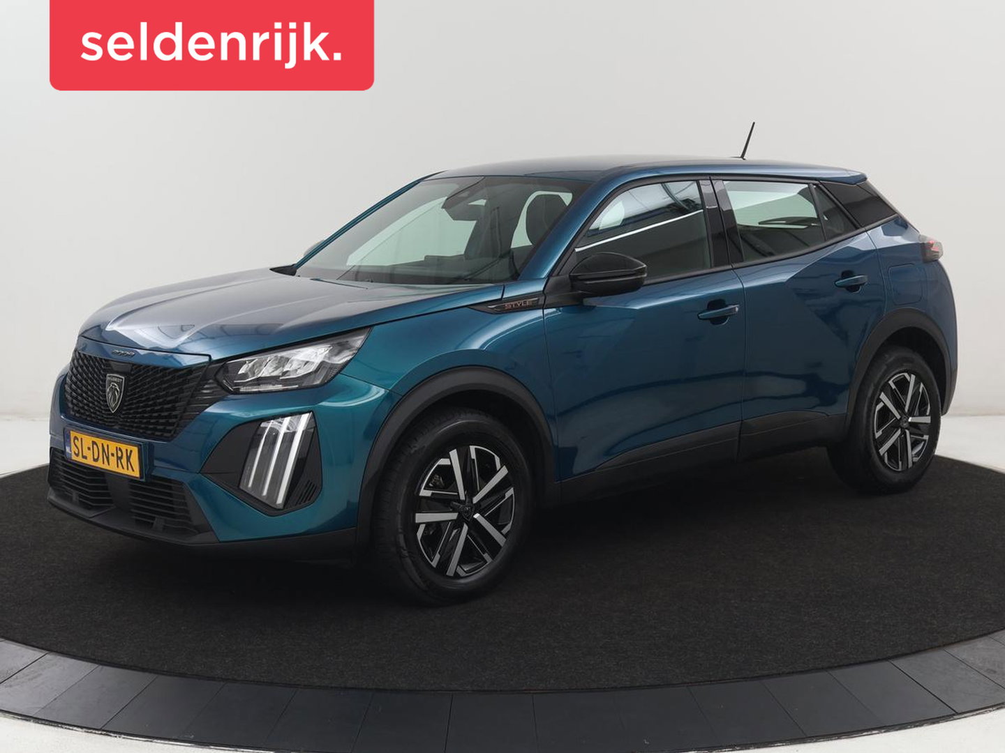Peugeot 2008 1.2 Hybrid 136 Active | Carplay | Cruise Control | Climate control | Parkeerhulp | DAB | Bluetooth