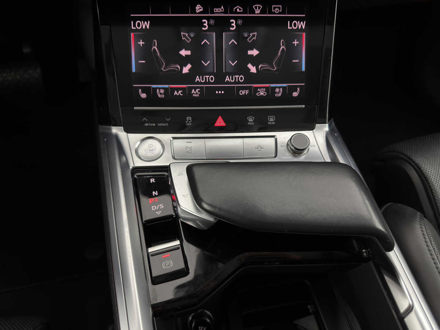 Audi e-tron 55 Quattro Advanced 95 kWh [ 3-Fase-11kW ] {SoH-91%} (INCL-BTW) *PANO | LEATHER | BANG&OLUFSEN | VIRTUAL-MIRRORS | HEAD-UP |  ADAPTIVE-CRUISE | FULL-LED | DIGI-COCKPIT | KEYLESS | MEMORY-PACK | TOPVIEW | HEATED-SPORTSEATS |  22''ALU*