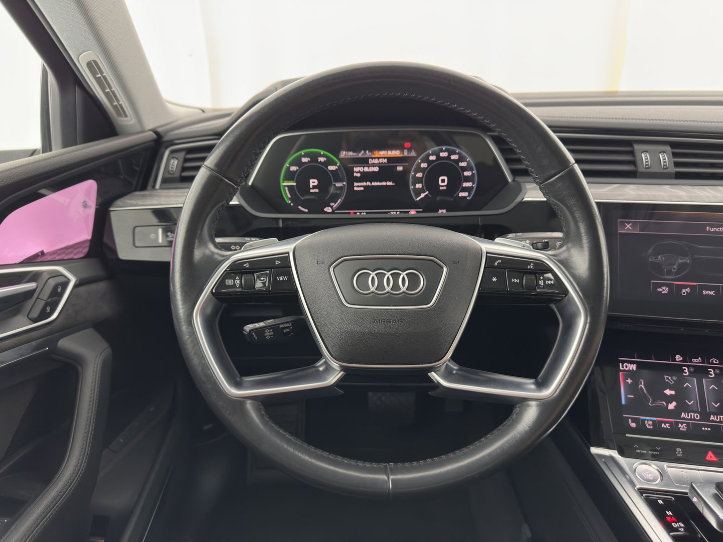 Audi e-tron 55 Quattro Advanced 95 kWh [ 3-Fase-11kW ] {SoH-91%} (INCL-BTW) *PANO | LEATHER | BANG&OLUFSEN | VIRTUAL-MIRRORS | HEAD-UP |  ADAPTIVE-CRUISE | FULL-LED | DIGI-COCKPIT | KEYLESS | MEMORY-PACK | TOPVIEW | HEATED-SPORTSEATS |  22''ALU*