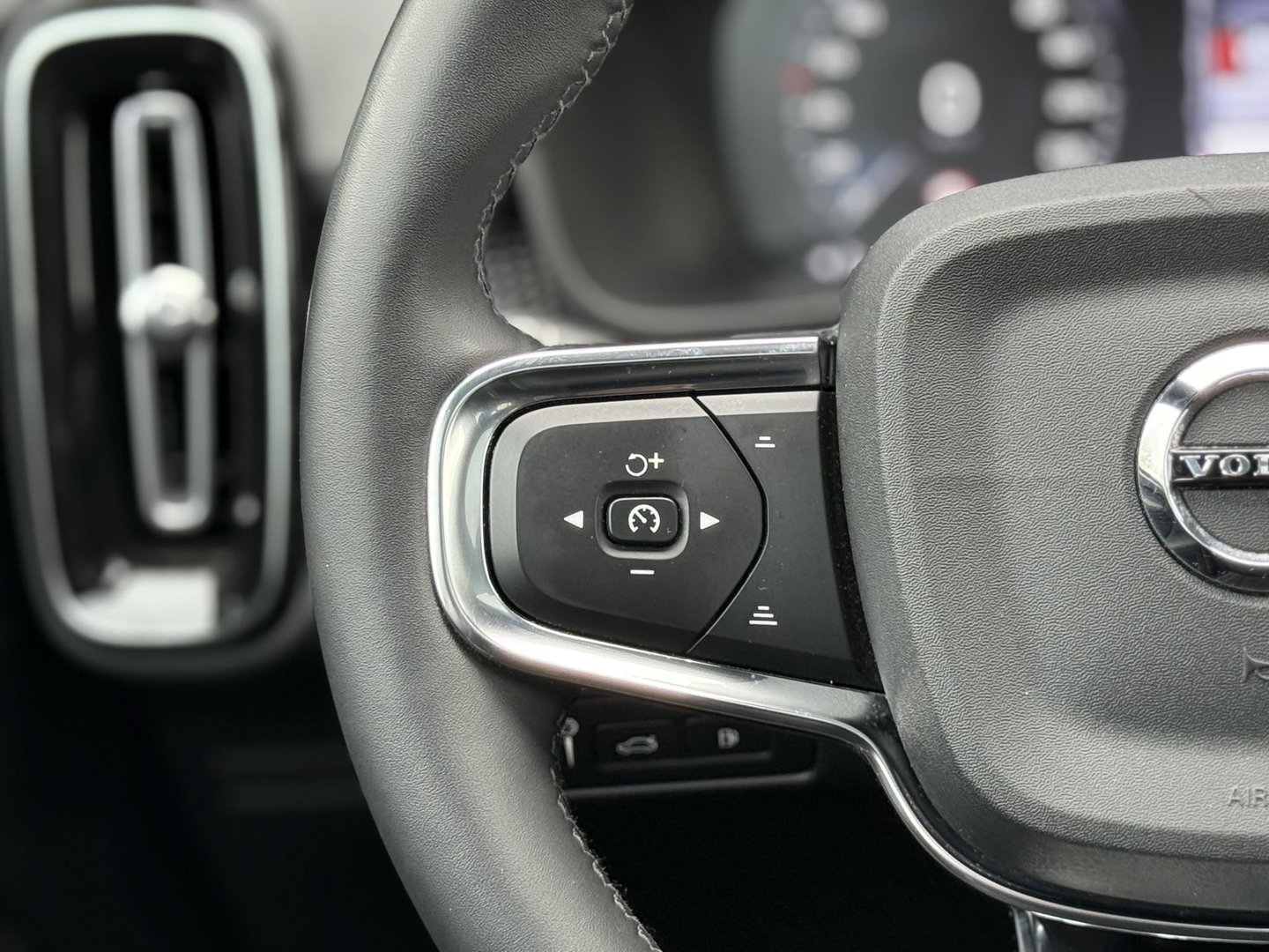Volvo XC40 1.5 T4 210PK Recharge R-Design |Pano|H/K|Winterpakket|360Cam|Trekhaak