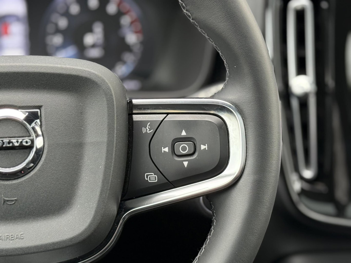 Volvo XC40 1.5 T4 210PK Recharge R-Design |Pano|H/K|Winterpakket|360Cam|Trekhaak