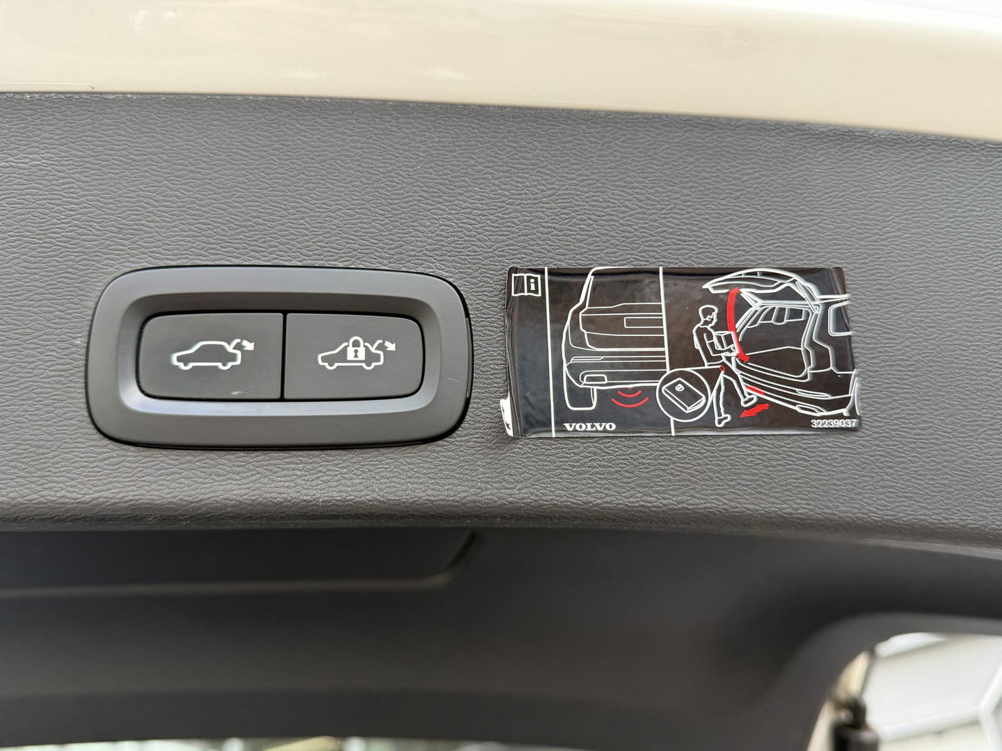 Volvo XC40 1.5 T4 210PK Recharge R-Design |Pano|H/K|Winterpakket|360Cam|Trekhaak