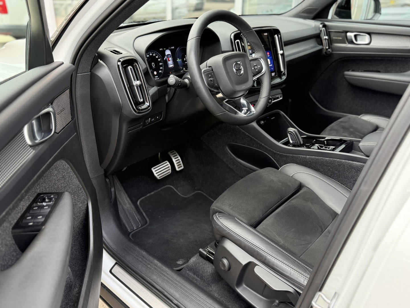 Volvo XC40 1.5 T4 210PK Recharge R-Design |Pano|H/K|Winterpakket|360Cam|Trekhaak