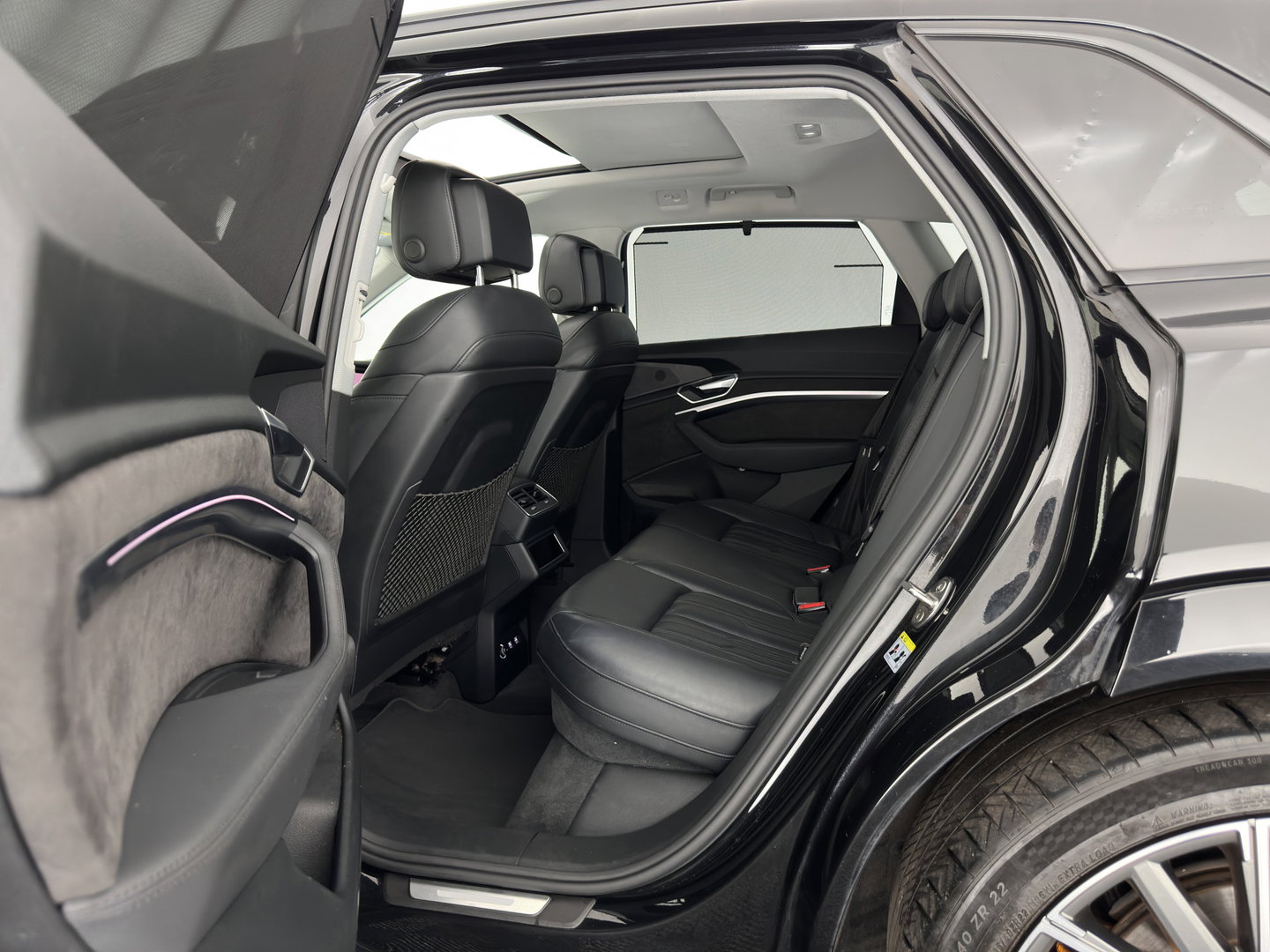 Audi e-tron 55 Quattro Advanced 95 kWh [ 3-Fase-11kW ] {SoH-91%} (INCL-BTW) *PANO | LEATHER | BANG&OLUFSEN | VIRTUAL-MIRRORS | HEAD-UP |  ADAPTIVE-CRUISE | FULL-LED | DIGI-COCKPIT | KEYLESS | MEMORY-PACK | TOPVIEW | HEATED-SPORTSEATS |  22''ALU*