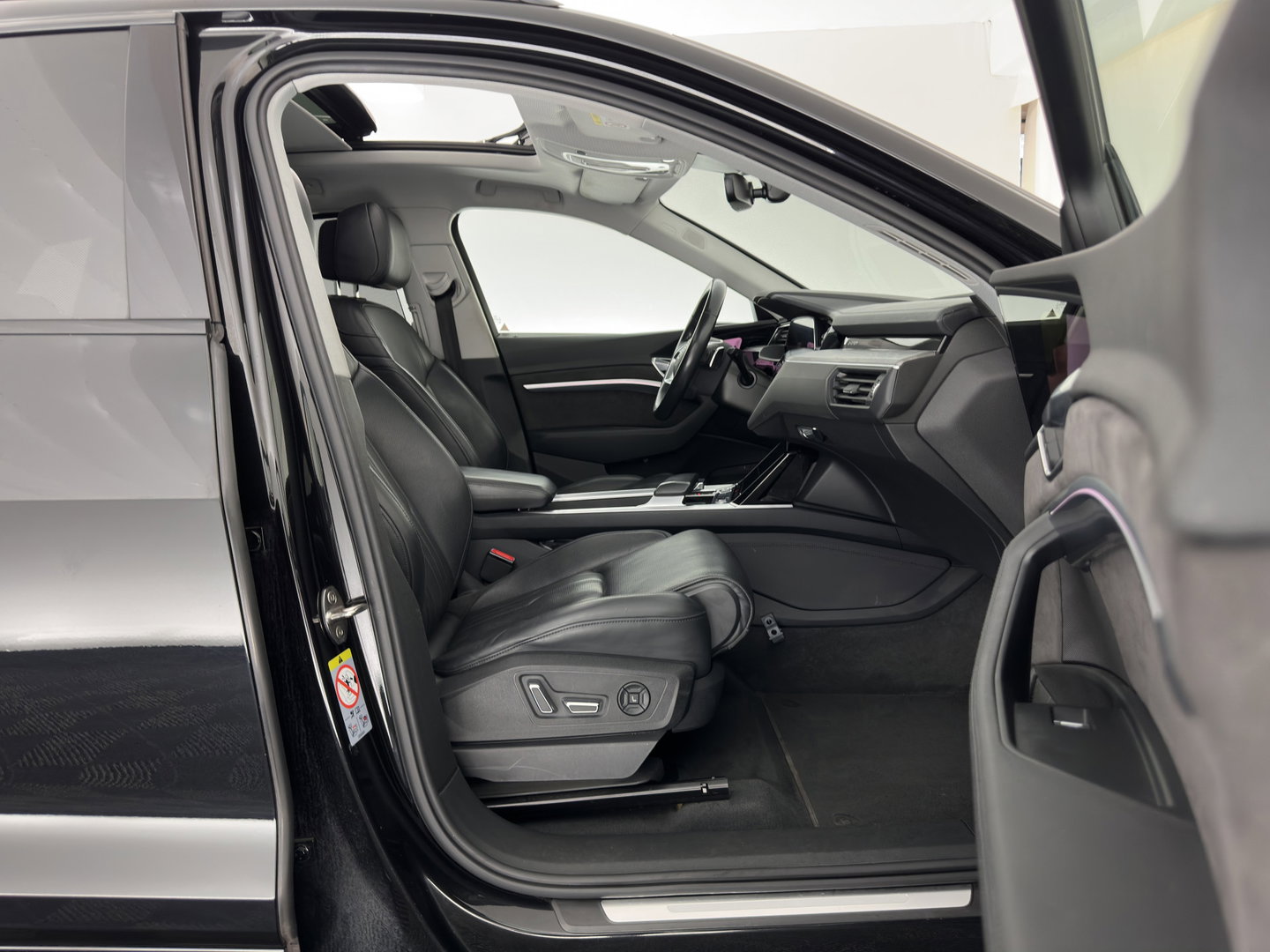 Audi e-tron 55 Quattro Advanced 95 kWh [ 3-Fase-11kW ] {SoH-91%} (INCL-BTW) *PANO | LEATHER | BANG&OLUFSEN | VIRTUAL-MIRRORS | HEAD-UP |  ADAPTIVE-CRUISE | FULL-LED | DIGI-COCKPIT | KEYLESS | MEMORY-PACK | TOPVIEW | HEATED-SPORTSEATS |  22''ALU*